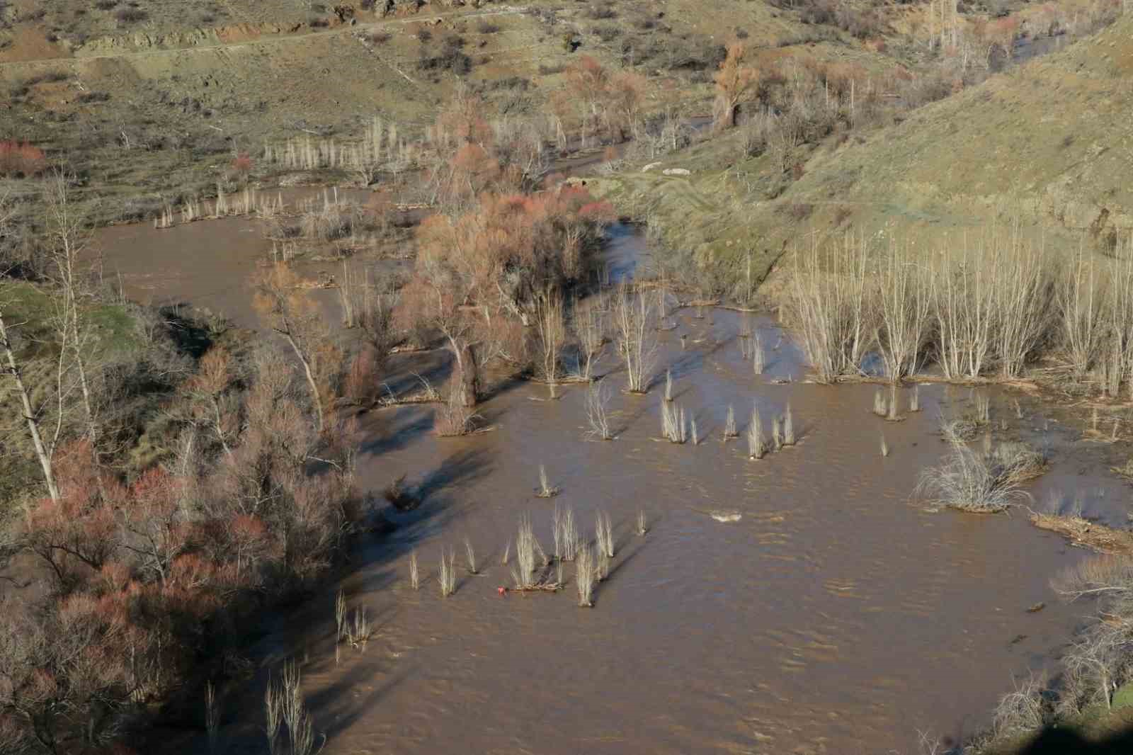 Göksu nehri taştı, tarım arazileri sular altında kaldı
