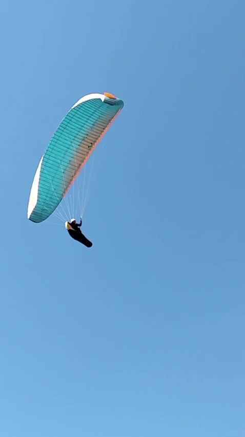 Gökyüzünde gülümseten anlar, paraşütçüyü çaya davet etti
