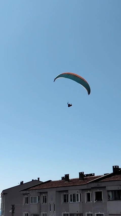 Gökyüzünde gülümseten anlar, paraşütçüyü çaya davet etti
