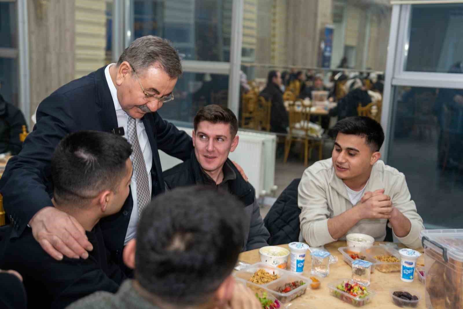 Gölbaşı Belediye Başkanı Odabaşı, ilk iftarını vatandaşlarla gerçekleştirdi
