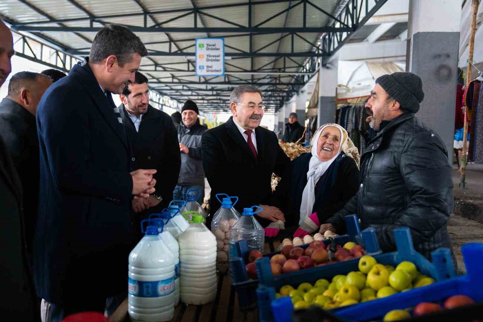 Gölbaşı Belediye Başkanı Odabaşı, semt pazarında esnaf ve vatandaşla buluştu
Gölbaşı Belediye Başkanı Odabaşı, semt pazarında esnaf ve vatandaşla buluştu