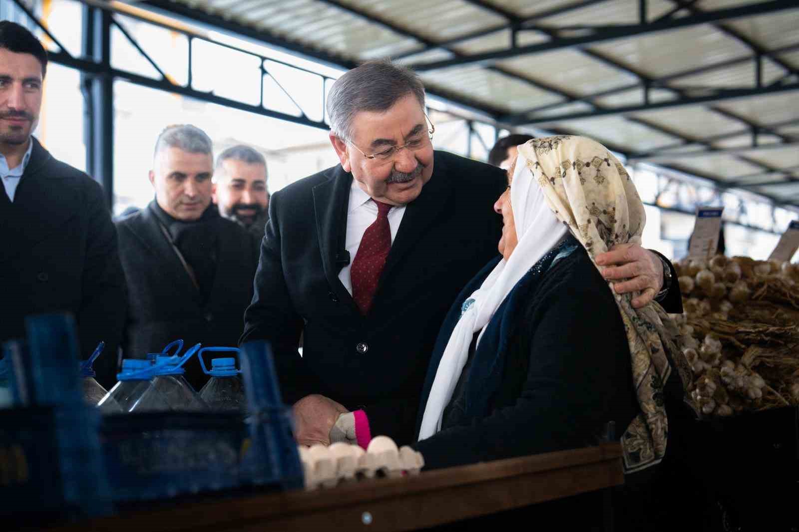 Gölbaşı Belediye Başkanı Odabaşı, semt pazarında esnaf ve vatandaşla buluştu
Gölbaşı Belediye Başkanı Odabaşı, semt pazarında esnaf ve vatandaşla buluştu