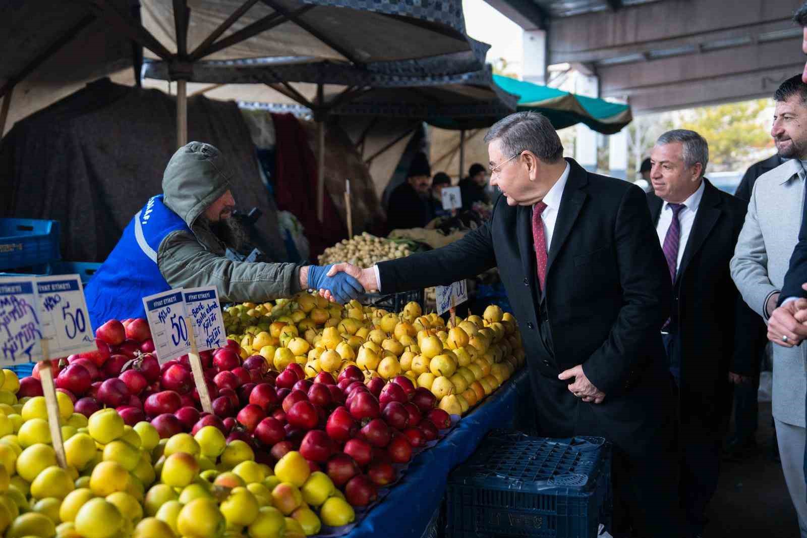 Gölbaşı Belediye Başkanı Odabaşı, semt pazarında esnaf ve vatandaşla buluştu
Gölbaşı Belediye Başkanı Odabaşı, semt pazarında esnaf ve vatandaşla buluştu