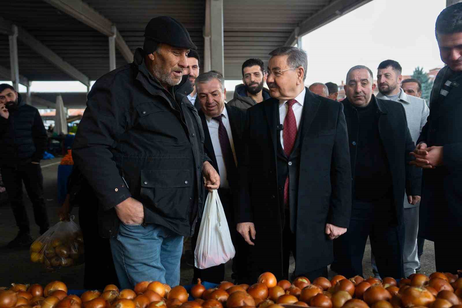 Gölbaşı Belediye Başkanı Odabaşı, semt pazarında esnaf ve vatandaşla buluştu
Gölbaşı Belediye Başkanı Odabaşı, semt pazarında esnaf ve vatandaşla buluştu