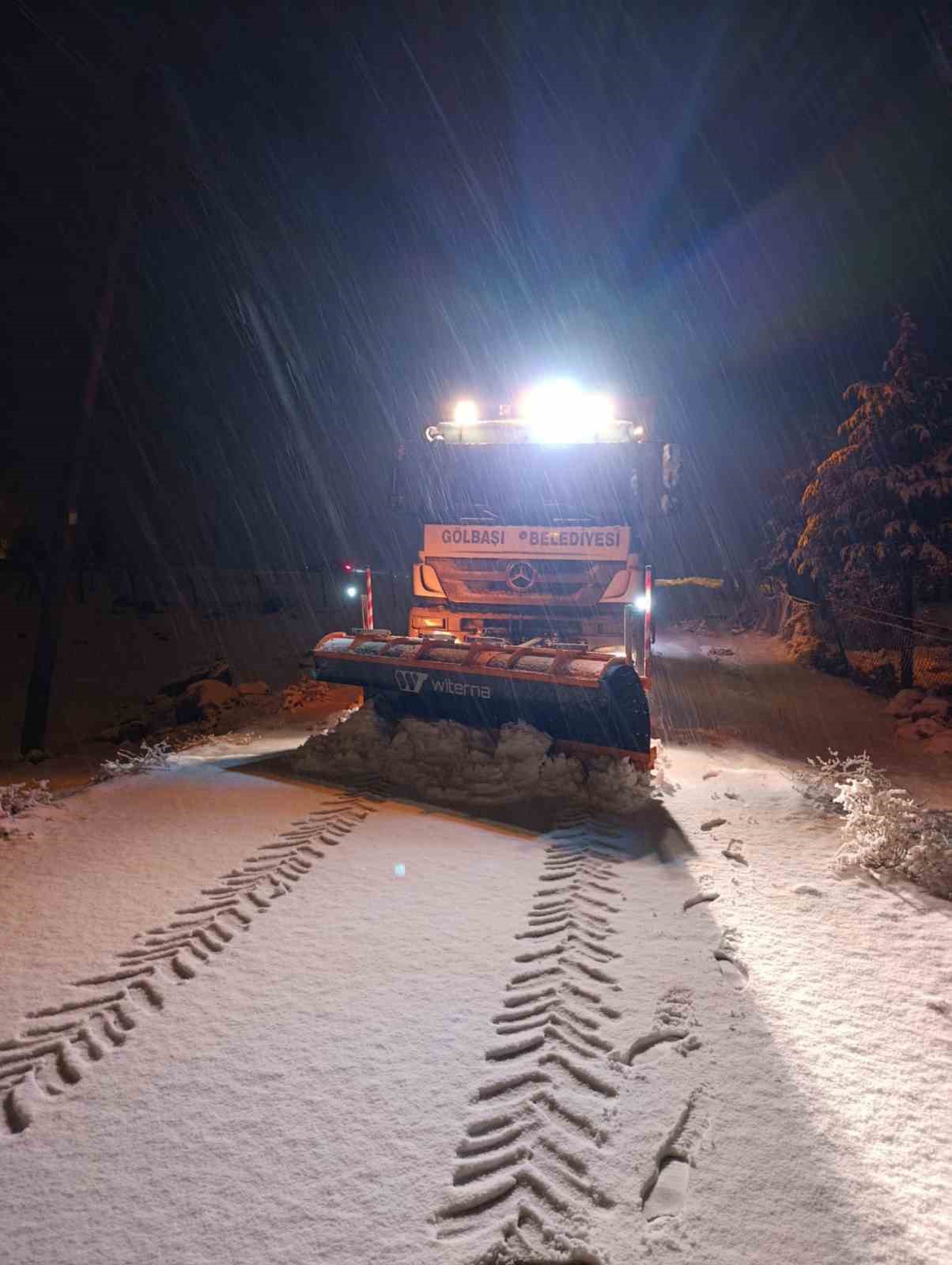 Gölbaşı Belediyesi, kar küreme ve tuzlama çalışmalarına aralıksız devam ediyor
