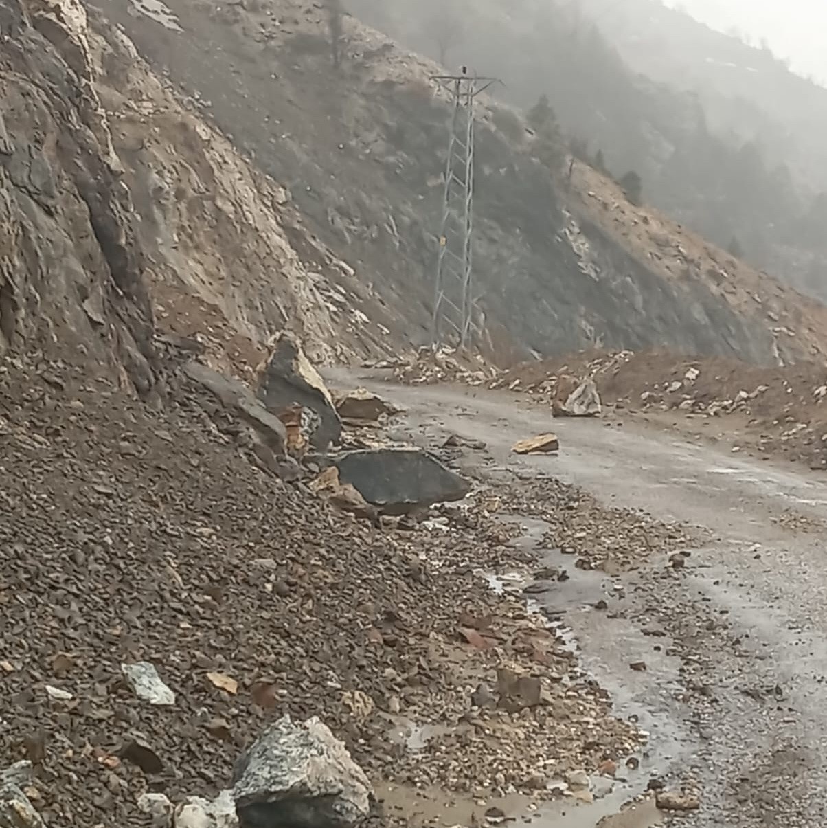 Gölbaşı ilçesinde korkutan heyelan
