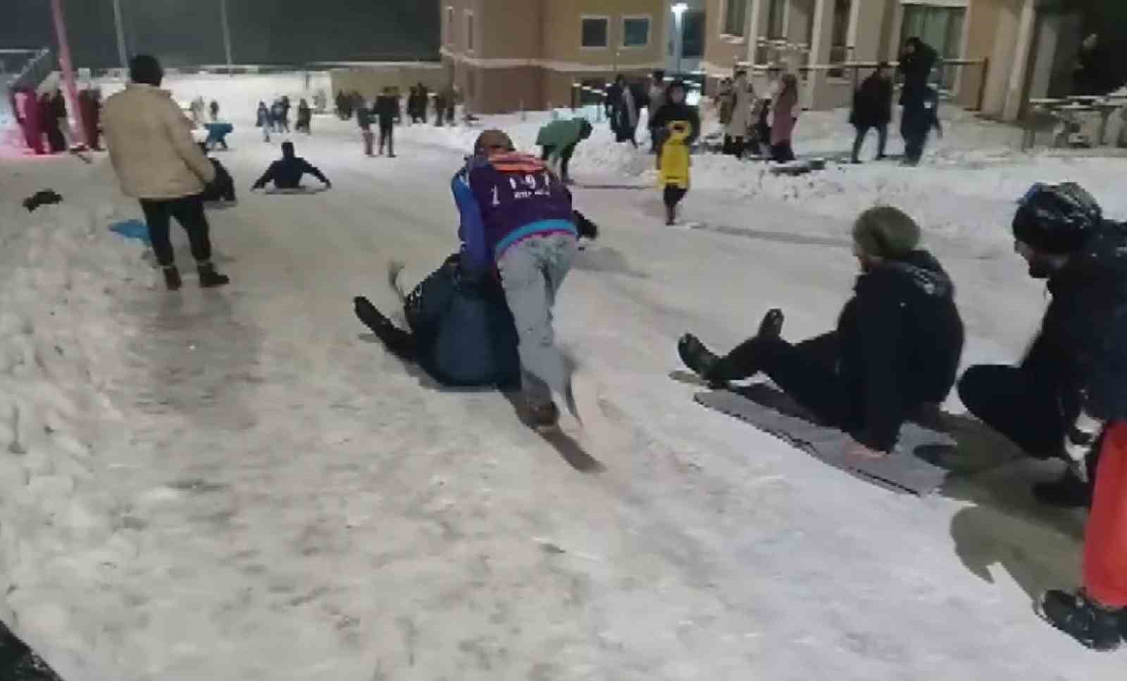 Gölbaşı ilçesinde vatandaşların kar keyfi
Gölbaşı ilçesinde vatandaşların kar keyfi