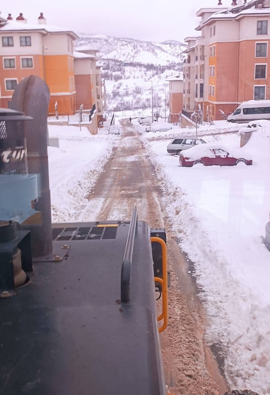 Gölbaşı’nda deprem konutlarında kar temizleme çalışması
