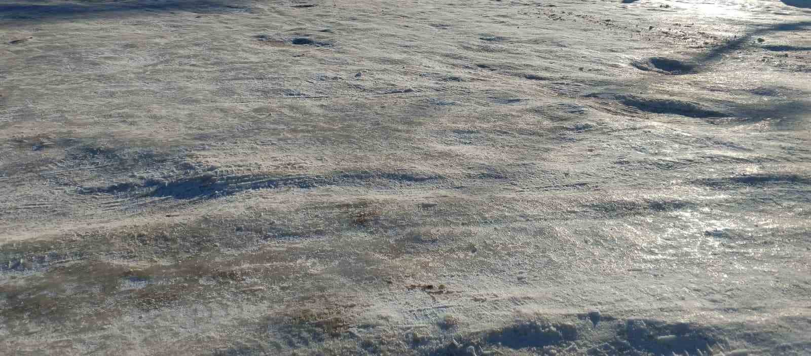Gölbaşı’nda yollar buz pistine döndü
