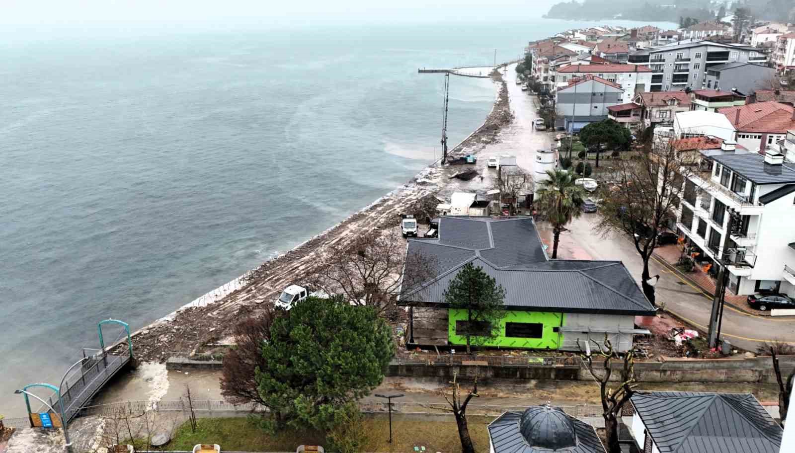 Gölcük Ulaşlı sahilinde taşkınlara karşı dalgakıran çalışması
