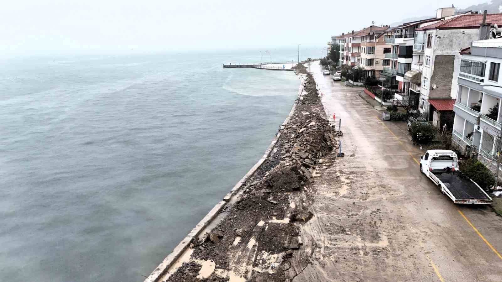 Gölcük Ulaşlı sahilinde taşkınlara karşı dalgakıran çalışması
