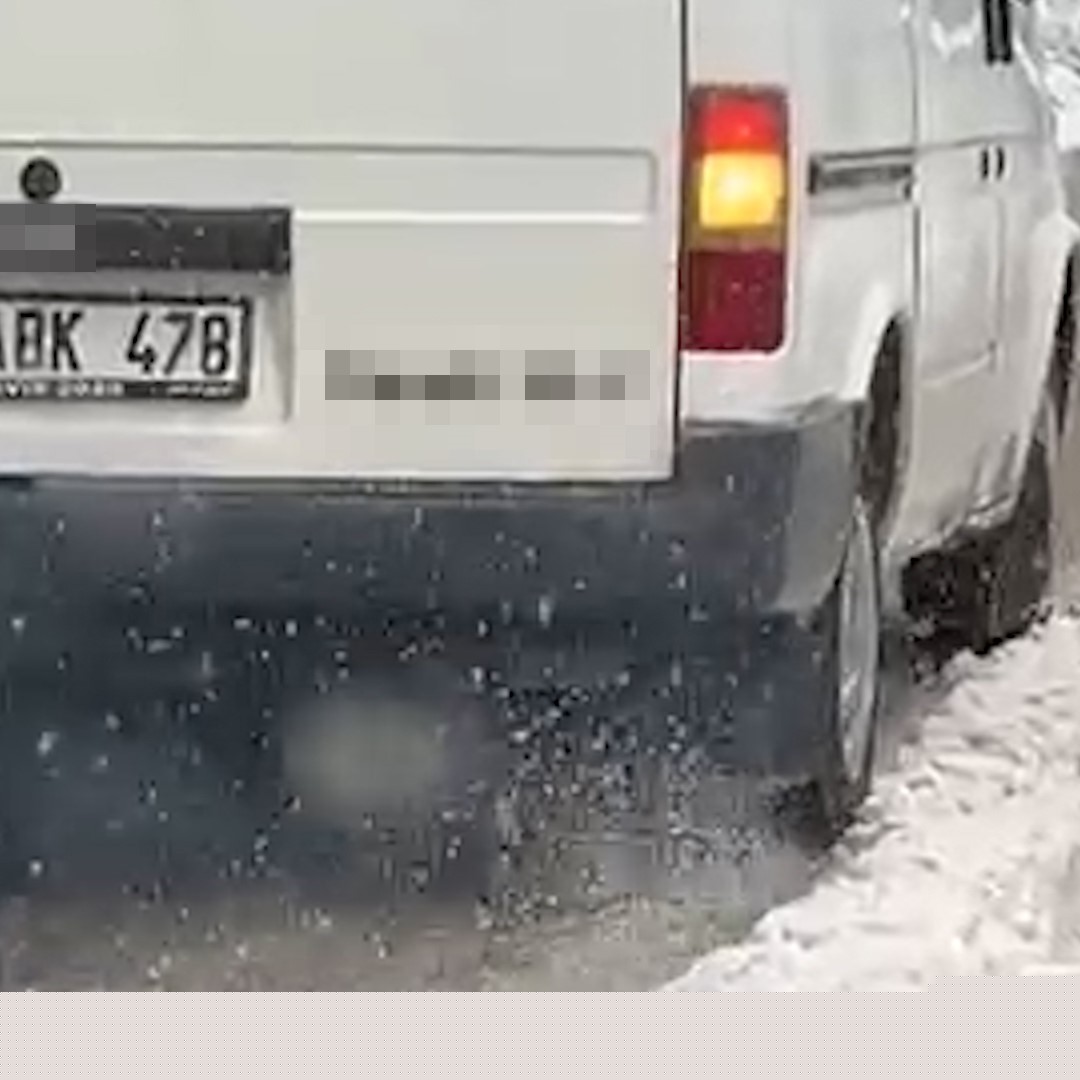 Gölcük yolunda kar sürprizi: Kar lastiği olmayan araç yolda kaldı
