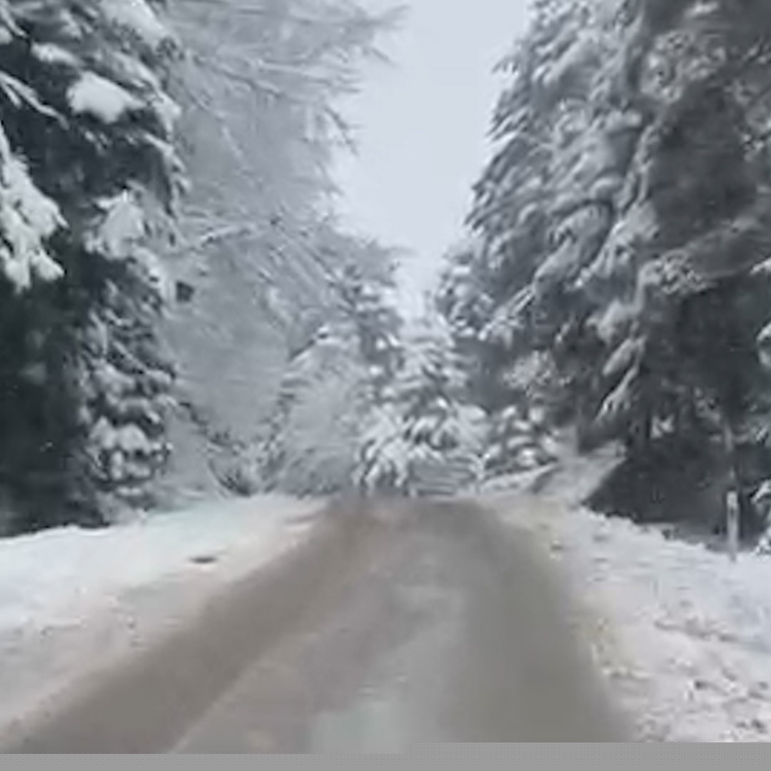 Gölcük yolunda kar sürprizi: Kar lastiği olmayan araç yolda kaldı
