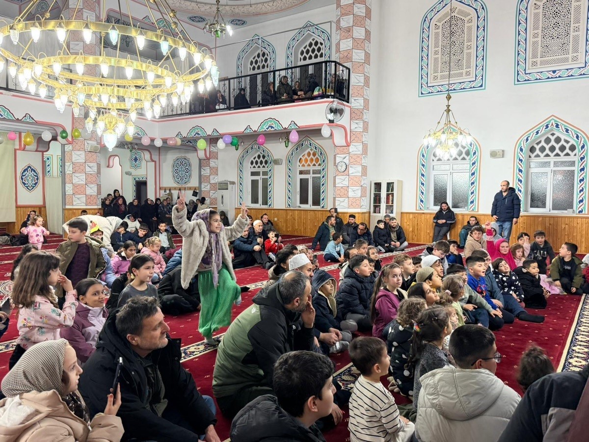 Gölcük’te çocuklar ramazan geleneklerini Karagöz ve Hacivat ile öğreniyor
