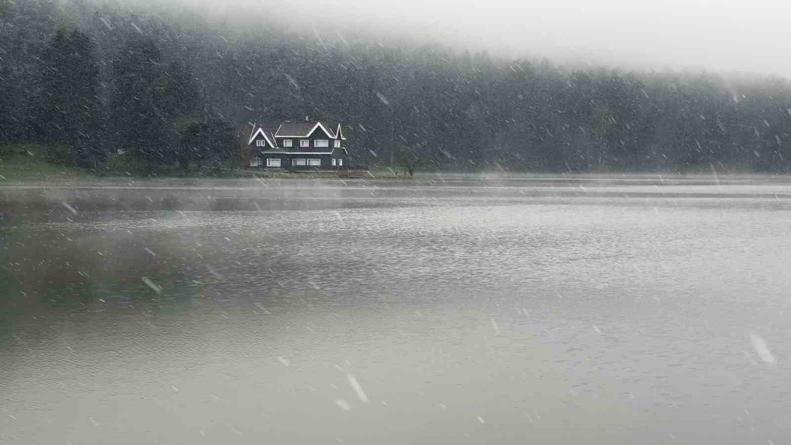 Gölcük’te kar yağışı ve sis etkili oldu
