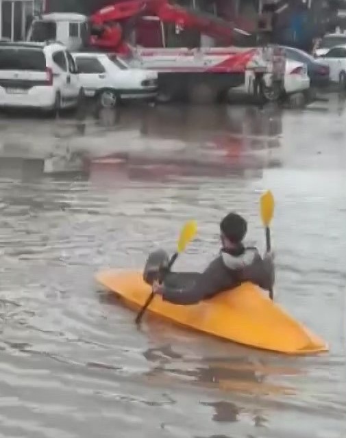Gölde değil sokakta kano keyfi
