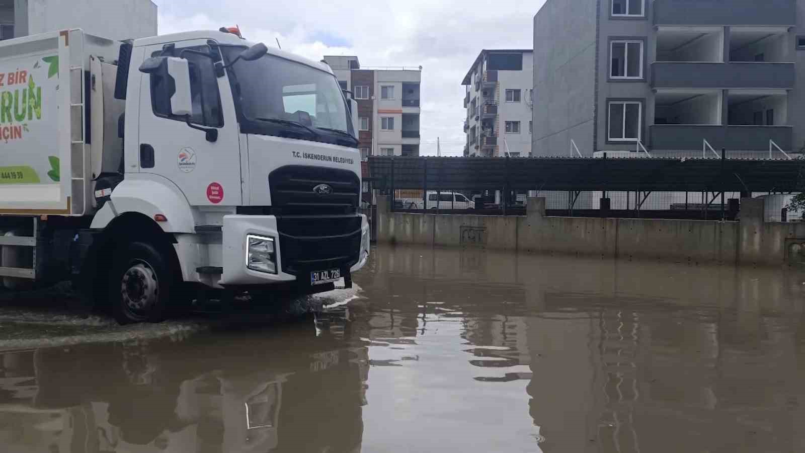 Göle dönen yol yüzünden derse gidemeyen üniversite öğrencisi "Derse gelemeyeceğim" diyerek hocasına seslendi
