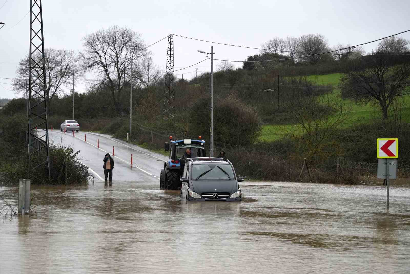 Göle dönen yolda mahsur kalan sürücü aracını bırakmadı, kurtarma anları görüntülendi
Göle dönen yolda mahsur kalan sürücü aracını bırakmadı, kurtarma anları görüntülendi