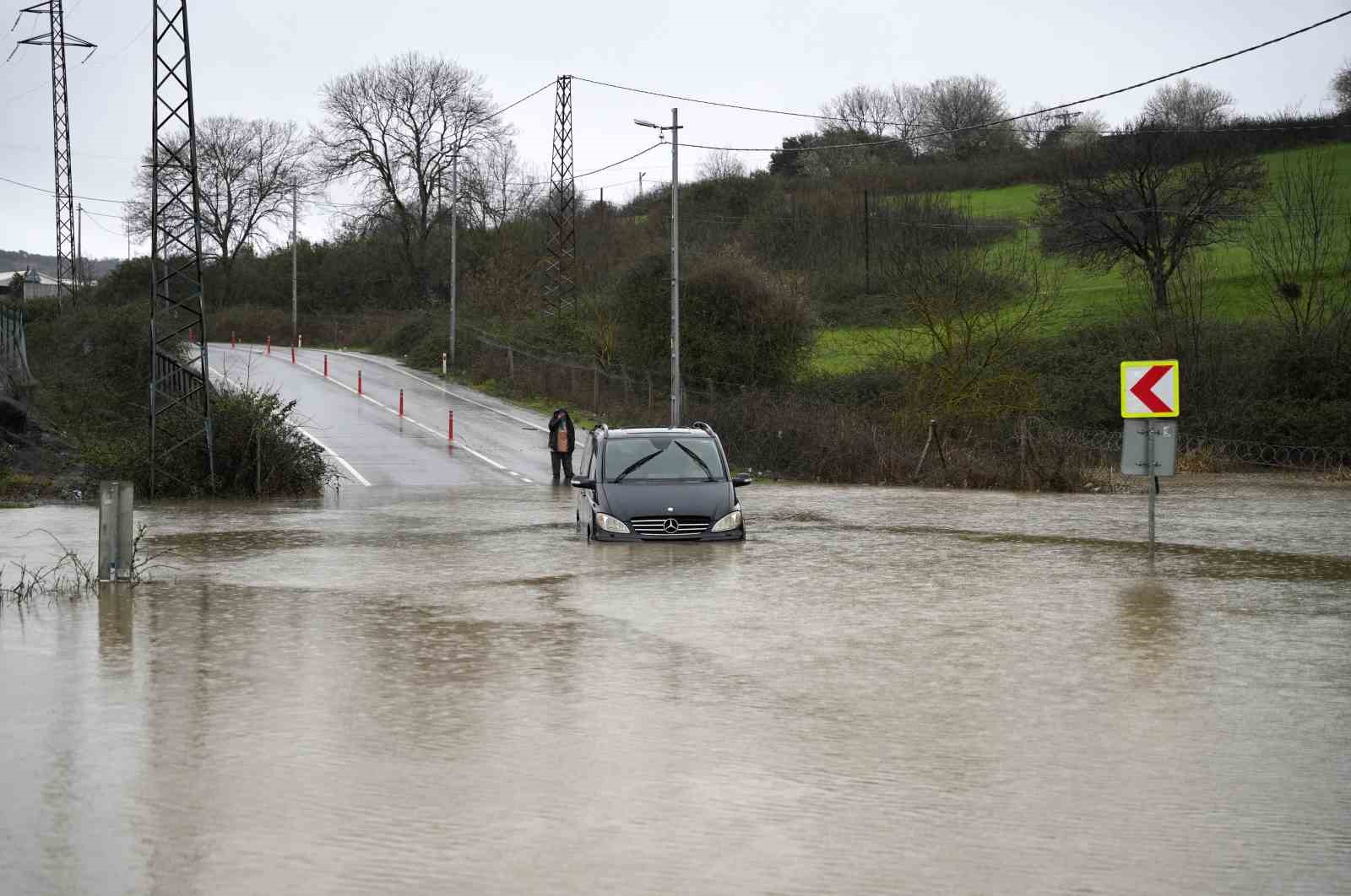 Göle dönen yolda mahsur kalan sürücü aracını bırakmadı, kurtarma anları görüntülendi
Göle dönen yolda mahsur kalan sürücü aracını bırakmadı, kurtarma anları görüntülendi