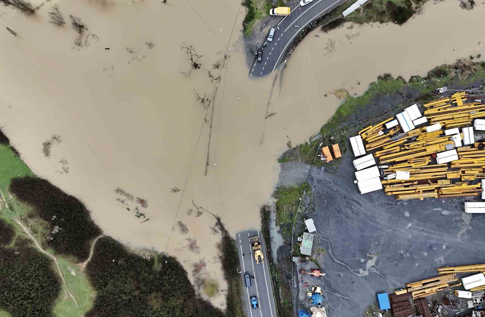 Göle dönen yolda mahsur kalan sürücü aracını bırakmadı, kurtarma anları görüntülendi
Göle dönen yolda mahsur kalan sürücü aracını bırakmadı, kurtarma anları görüntülendi