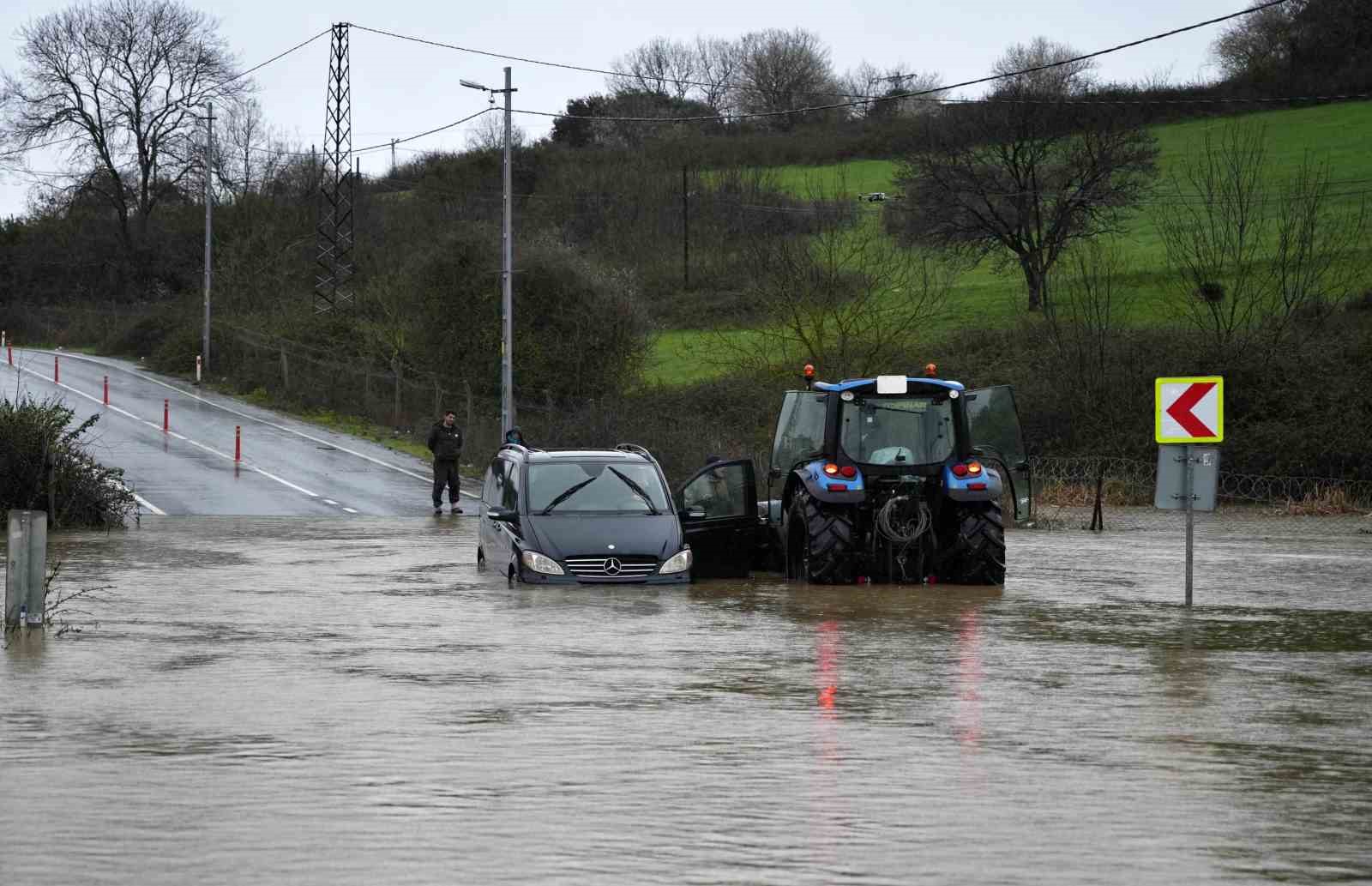 Göle dönen yolda mahsur kalan sürücü aracını bırakmadı, kurtarma anları görüntülendi
Göle dönen yolda mahsur kalan sürücü aracını bırakmadı, kurtarma anları görüntülendi