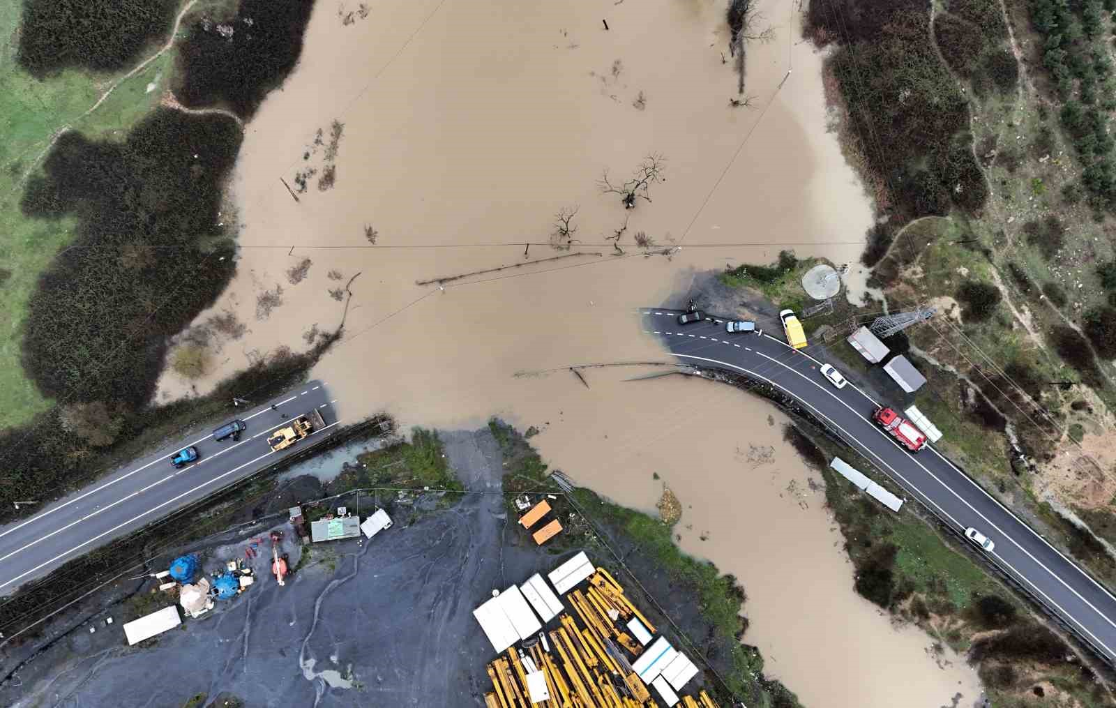 Göle dönen yolda mahsur kalan sürücü aracını bırakmadı, kurtarma anları görüntülendi
Göle dönen yolda mahsur kalan sürücü aracını bırakmadı, kurtarma anları görüntülendi