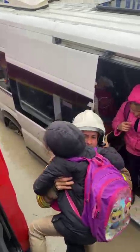 Göle dönen yolda mahsur kalarak korku dolu anlar yaşayan servisteki öğrencileri itfaiye kurtardı
