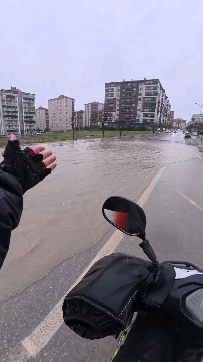 Göle dönen yollarda direksiyon başındaki motokurye yaşadıklarını kayda aldı

