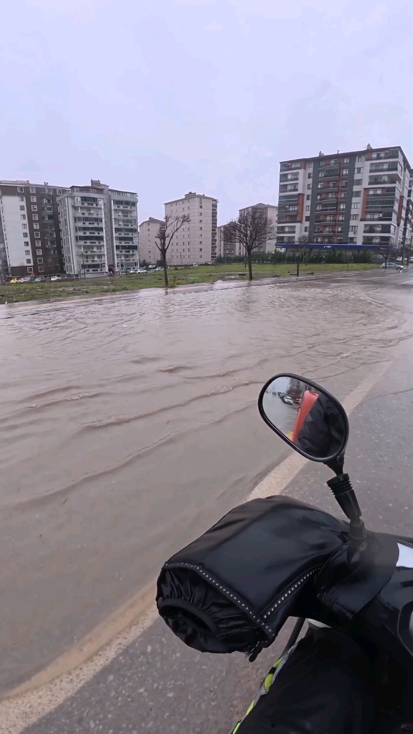 Göle dönen yollarda direksiyon başındaki motokurye yaşadıklarını kayda aldı
