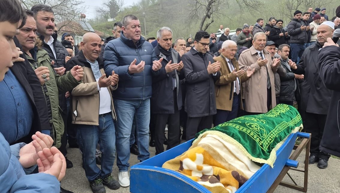 Gölette boğulan çocuk gözyaşlarıyla son yolculuğuna uğurlandı
Gölette boğulan çocuk gözyaşlarıyla son yolculuğuna uğurlandı