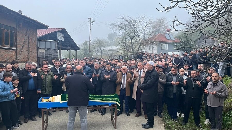 Gölette boğulan çocuk gözyaşlarıyla son yolculuğuna uğurlandı
Gölette boğulan çocuk gözyaşlarıyla son yolculuğuna uğurlandı