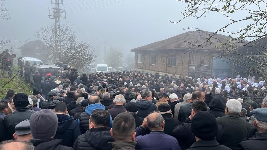 Gölette boğulan çocuk gözyaşlarıyla son yolculuğuna uğurlandı
Gölette boğulan çocuk gözyaşlarıyla son yolculuğuna uğurlandı