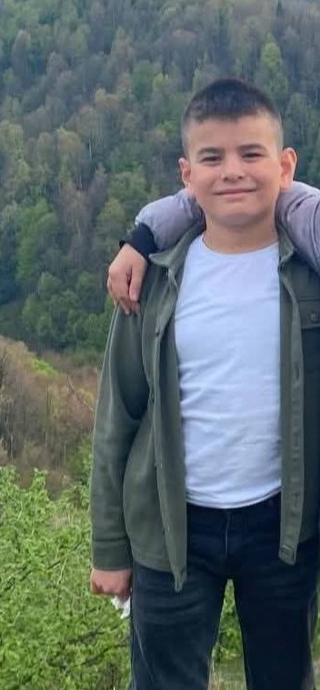 Gölette boğulan çocuk gözyaşlarıyla son yolculuğuna uğurlandı
Gölette boğulan çocuk gözyaşlarıyla son yolculuğuna uğurlandı