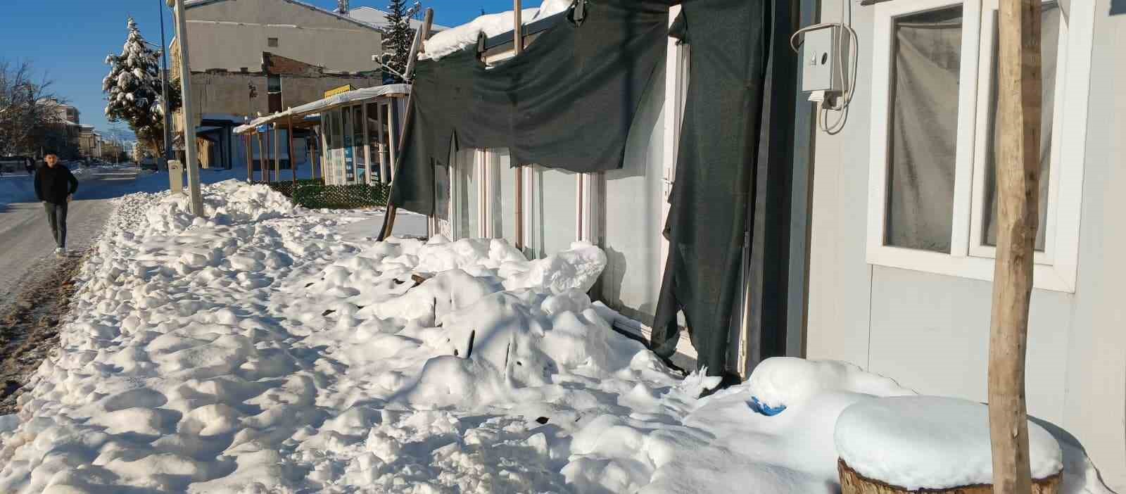 Gölgelikler kar ağırlığına dayanamadı
