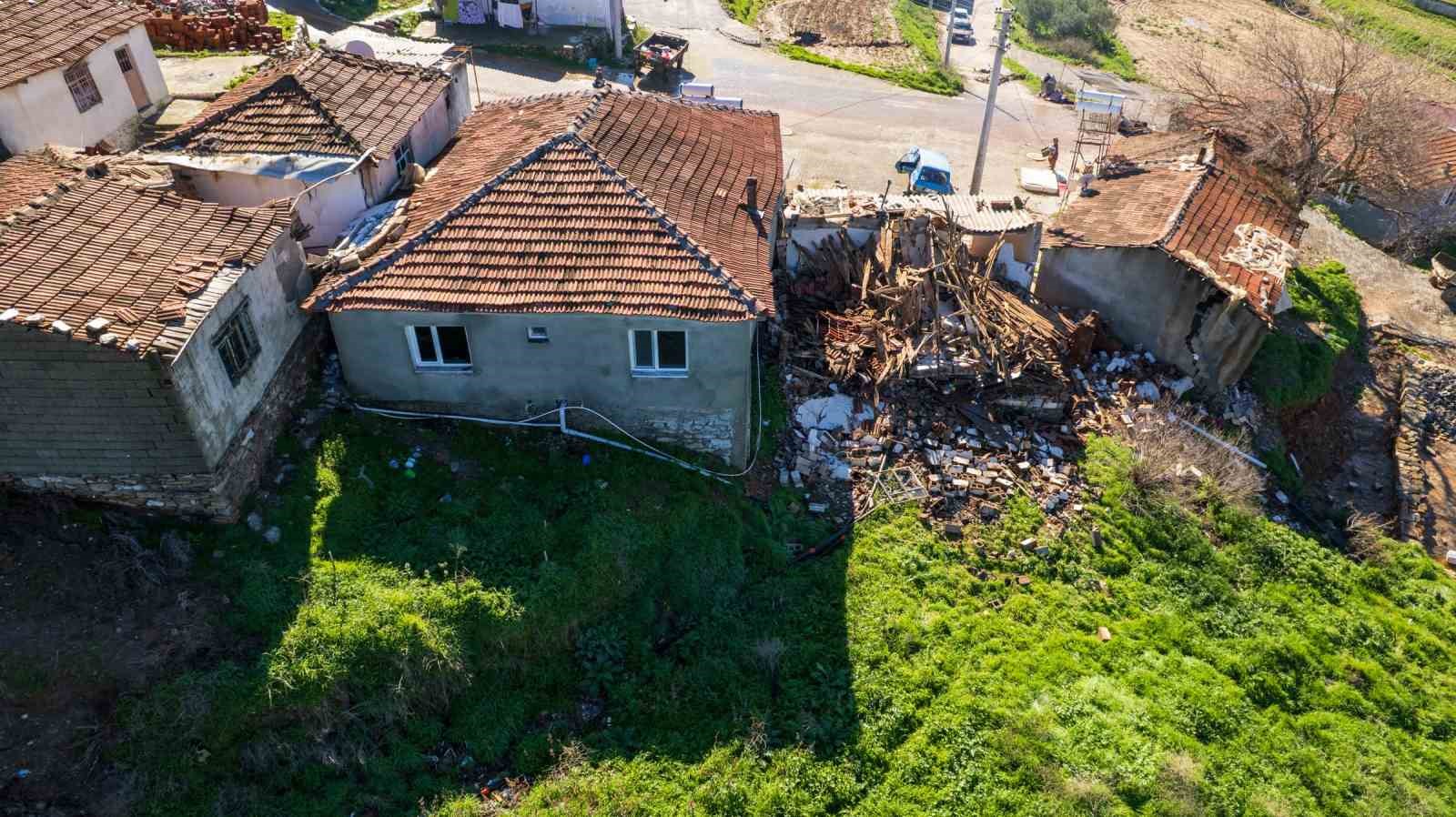 Gölmarmara’da heyelan: 7 ev kullanılamaz hale geldi
