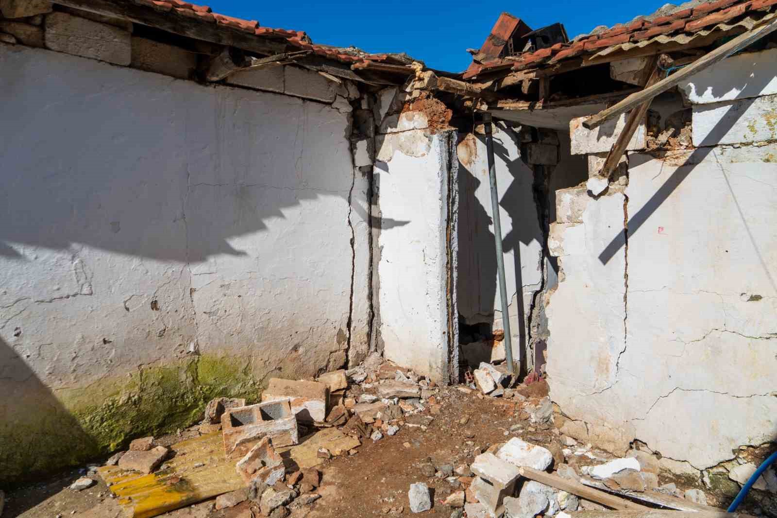 Gölmarmara’da heyelan: 7 ev kullanılamaz hale geldi
