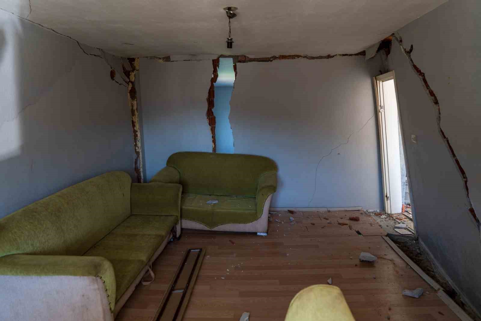 Gölmarmara’da heyelan: 7 ev kullanılamaz hale geldi
