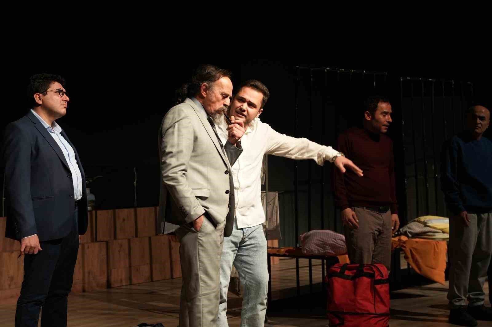 Gömeç Kent Tiyatrosu izleyenleri kahkahaya boğdu
