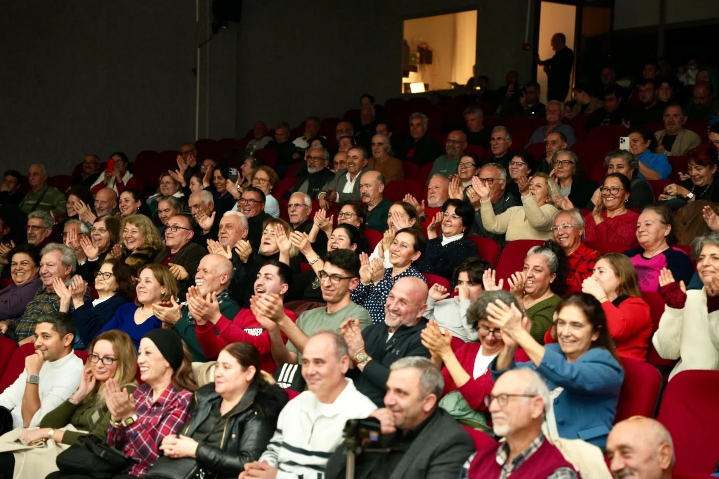 Gömeçlilere unutulmaz konser
Gömeçlilere unutulmaz konser