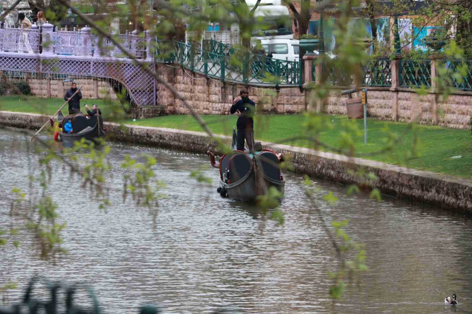 Gondolların yol arkadaşı ördekler oldu
