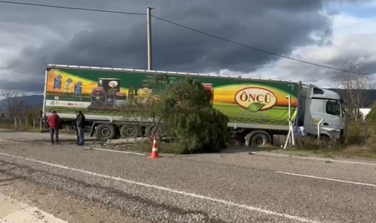 Gönen-Bandırma yolunda kontrolden çıkan tır şarampole savruldu
