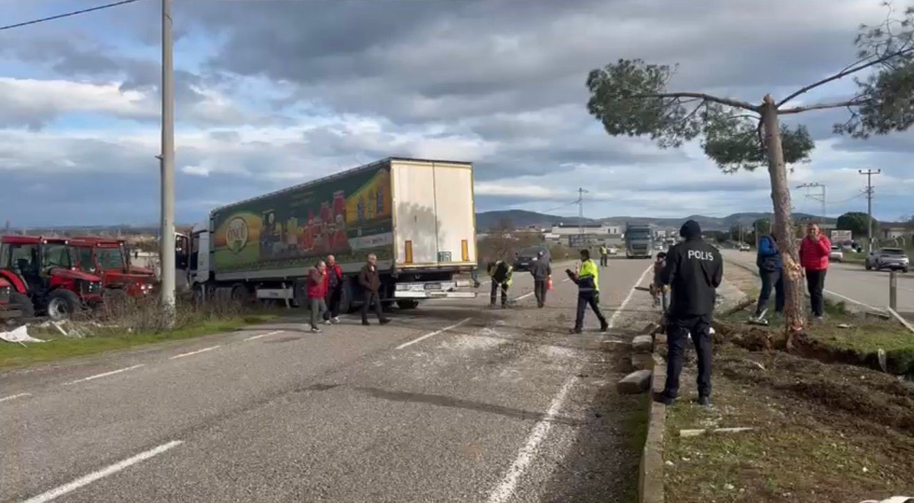 Gönen-Bandırma yolunda kontrolden çıkan tır şarampole savruldu
