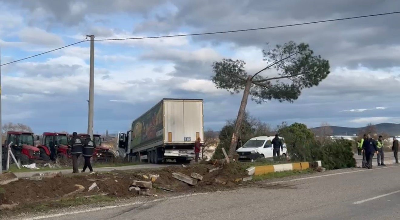 Gönen-Bandırma yolunda kontrolden çıkan tır şarampole savruldu
