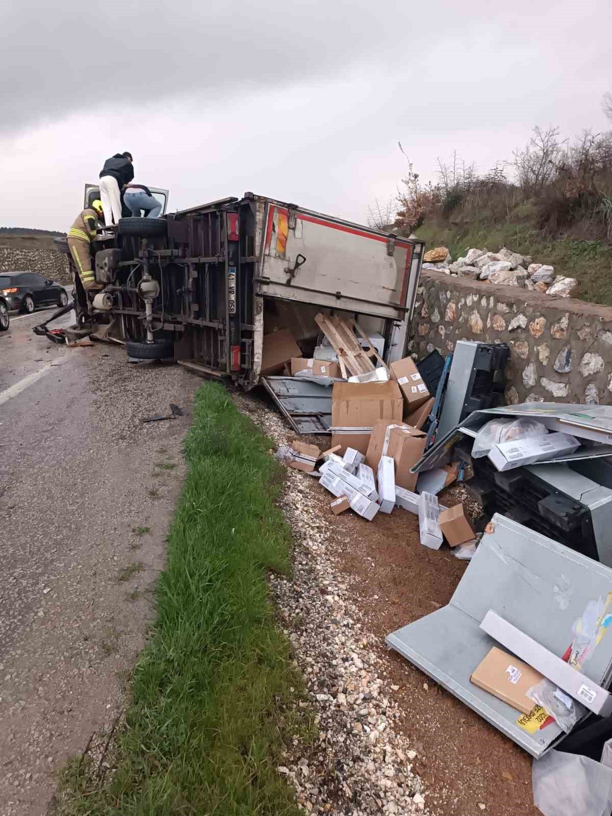 Gönen’de kamyon devrildi: 1 yaralı
