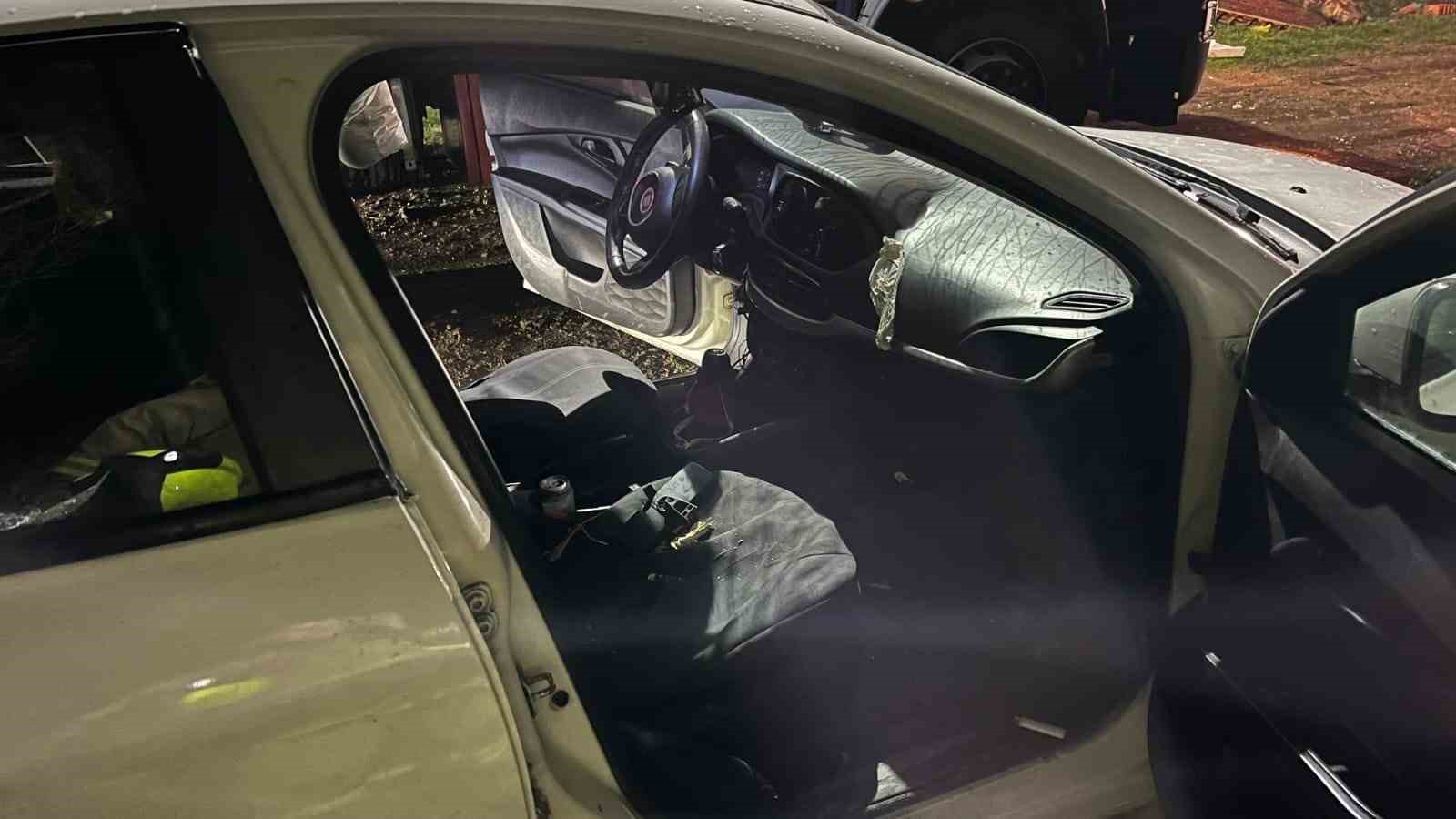 Gönen’de park halindeki araçta patlama: 2 yaralı
