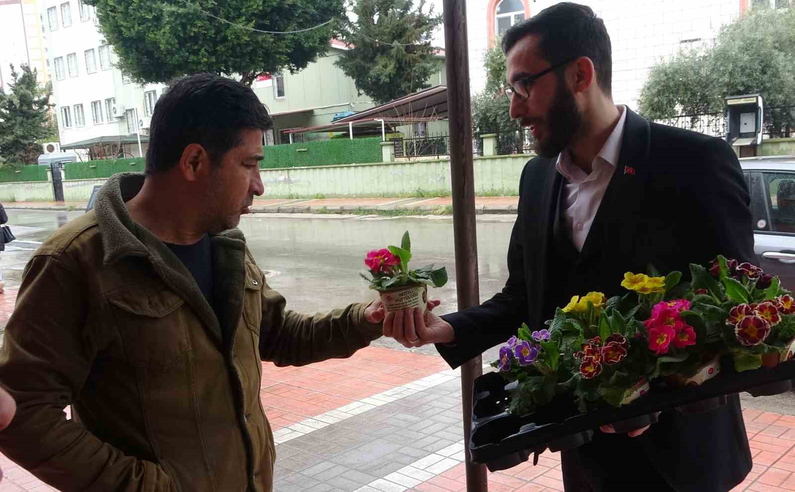 Gönüllere dokunan imam: Çocuklarla hazırladıkları çiçeklerle herkesi camiye davet ediyor
