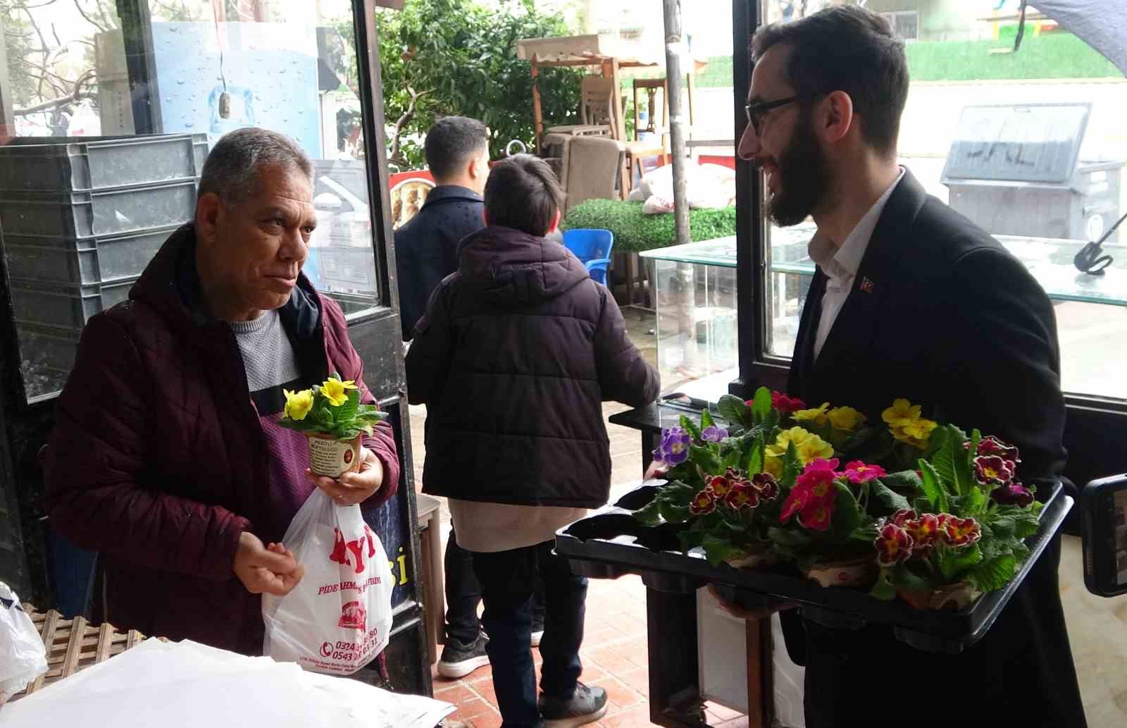 Gönüllere dokunan imam: Çocuklarla hazırladıkları çiçeklerle herkesi camiye davet ediyor
