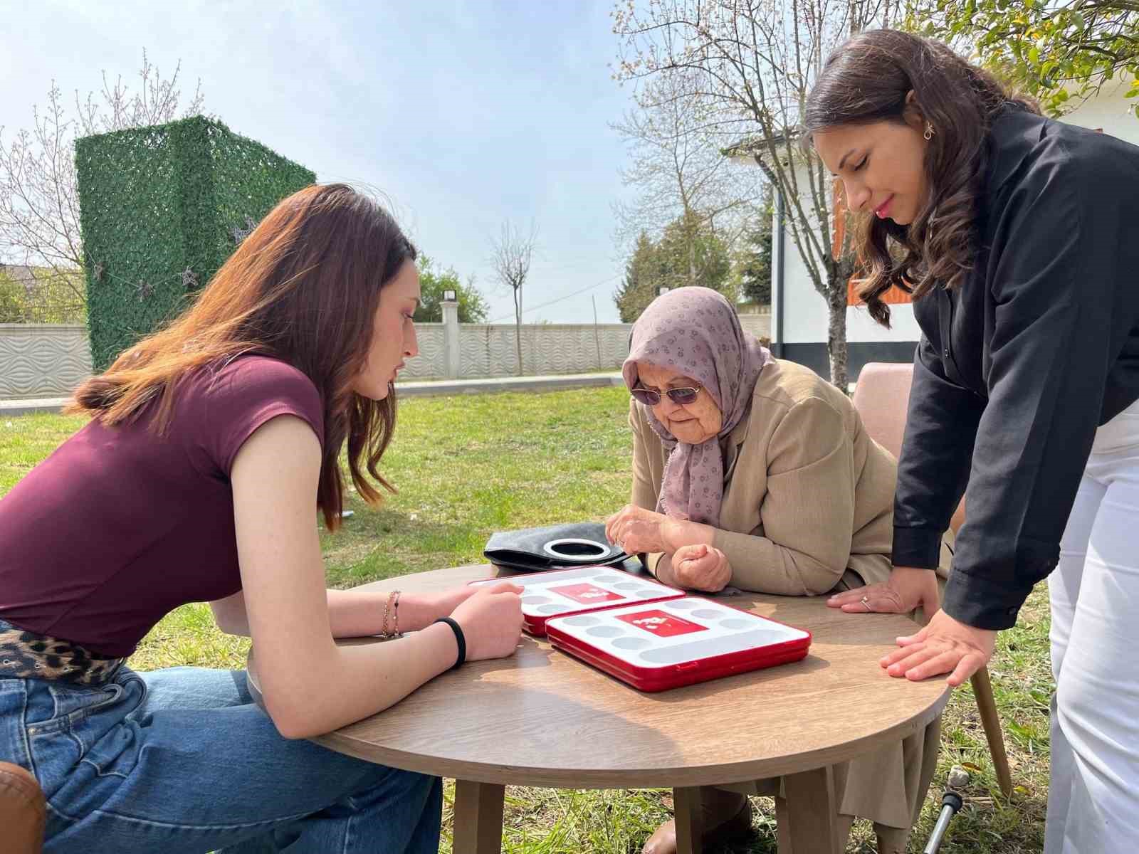 Gönüllü gençlerden alzheimer hastalarına moral desteği
