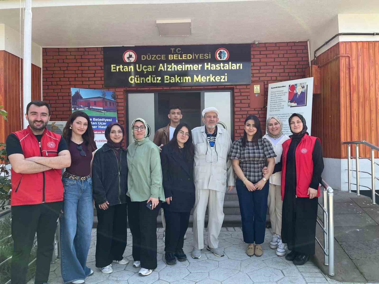 Gönüllü gençlerden alzheimer hastalarına moral desteği
