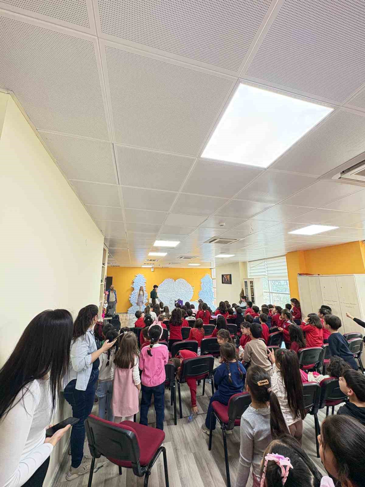 Gönüllü gençlerden çocuklara tiyatro şöleni
